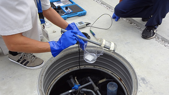 マンホールを開けます