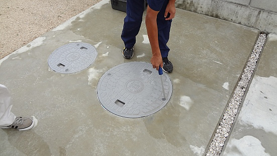 マンホールのフタを閉めます