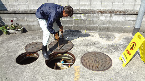 浄化槽の蓋を外す